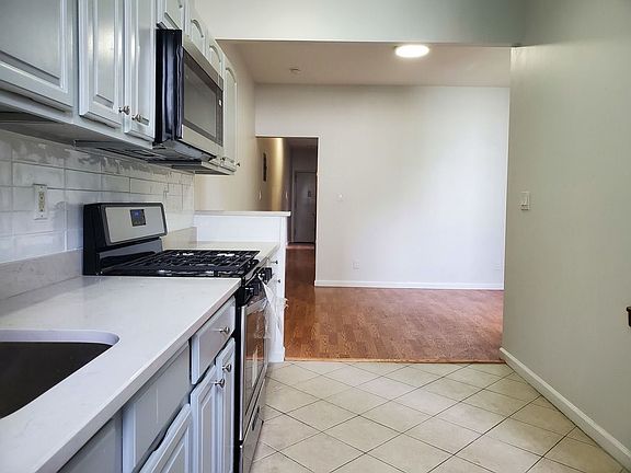 3rd image of 827 Saint Johns Pl #2L