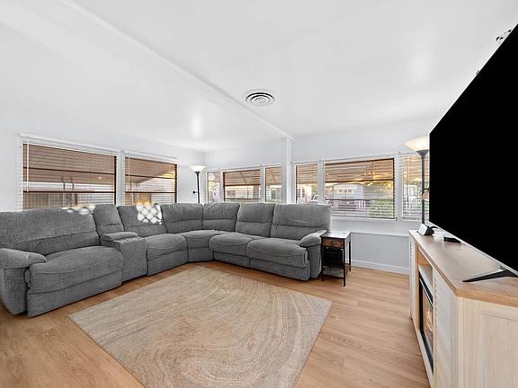 3rd image of 8 Angelus Ave