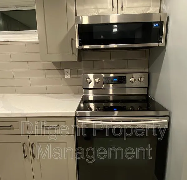 369 Applegrove Ave #LOWER — Photo 4