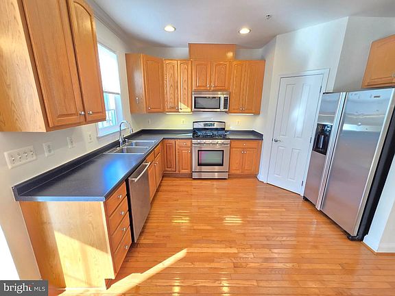 5th image of 876 Ryan St