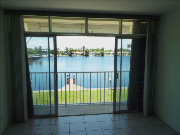 5th image of 1371 SE 9th Avenue #4