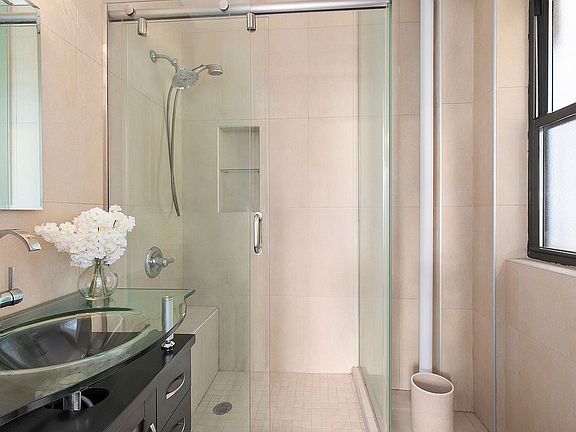 4th image of 116 W 72nd St APT 10D
