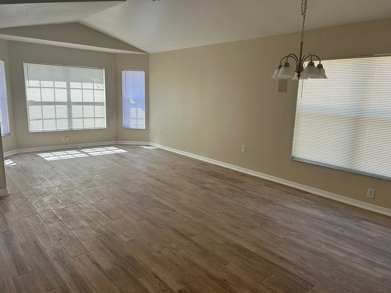 4 bed, 2086 sqft, $2,500 — Photo 3