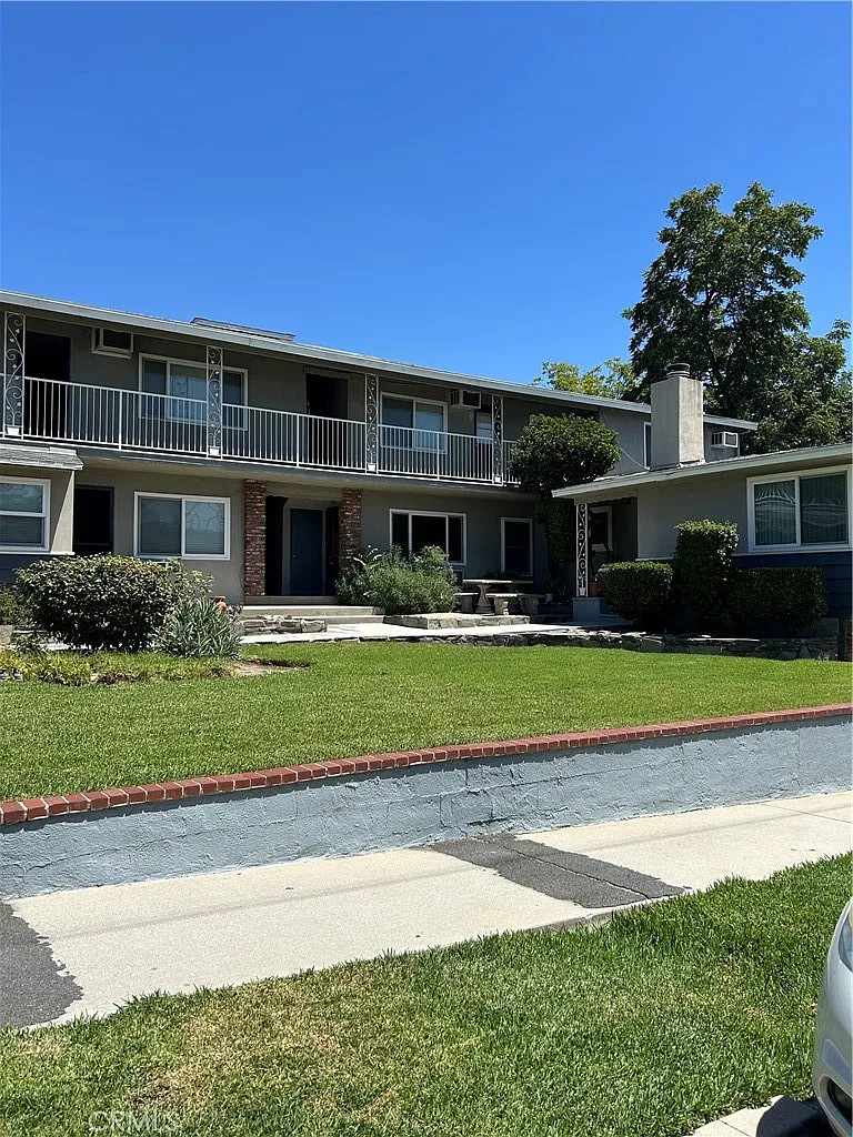2 bed, 500 sqft, $2,300 — Photo 2