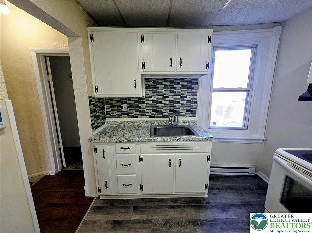 2 bed, 900 sqft, $1,400 — Photo 3