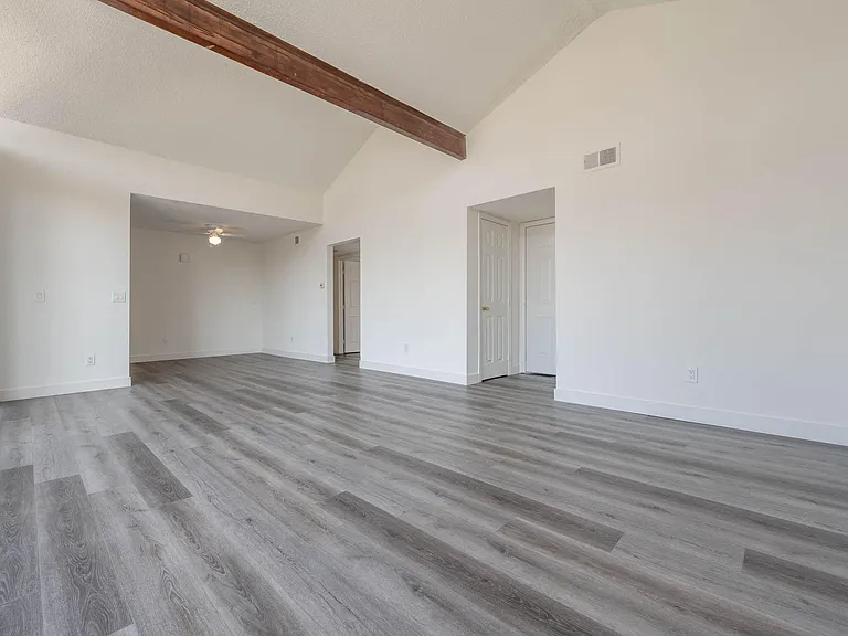 Roscoe Apartments — Photo 11