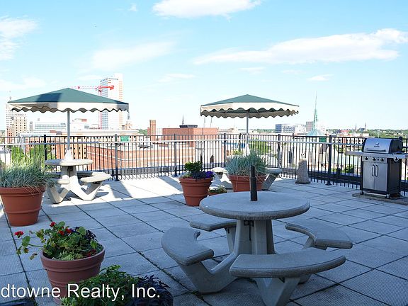 4th image of 530 W Berry St APT 612