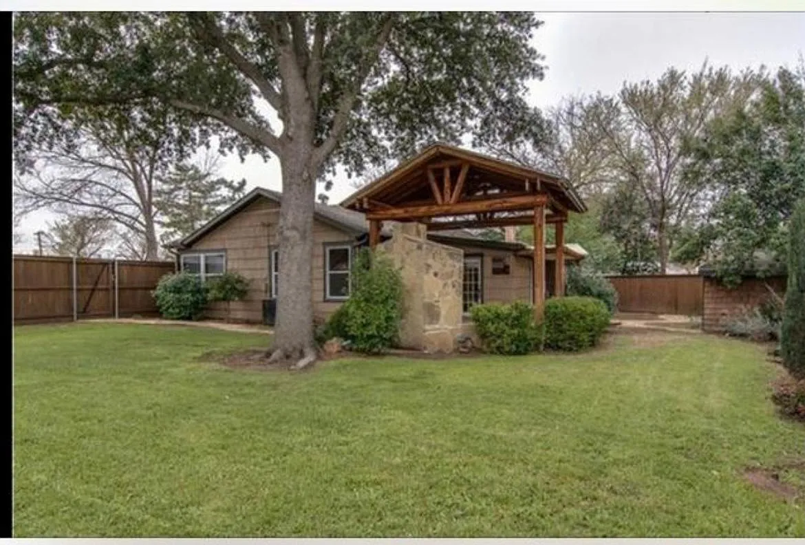 Building Photo - 3804 Wildwood Rd