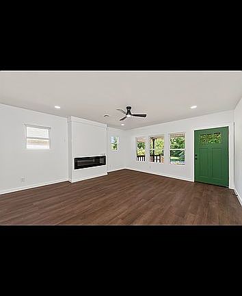 2nd image of 606 Evelyn St