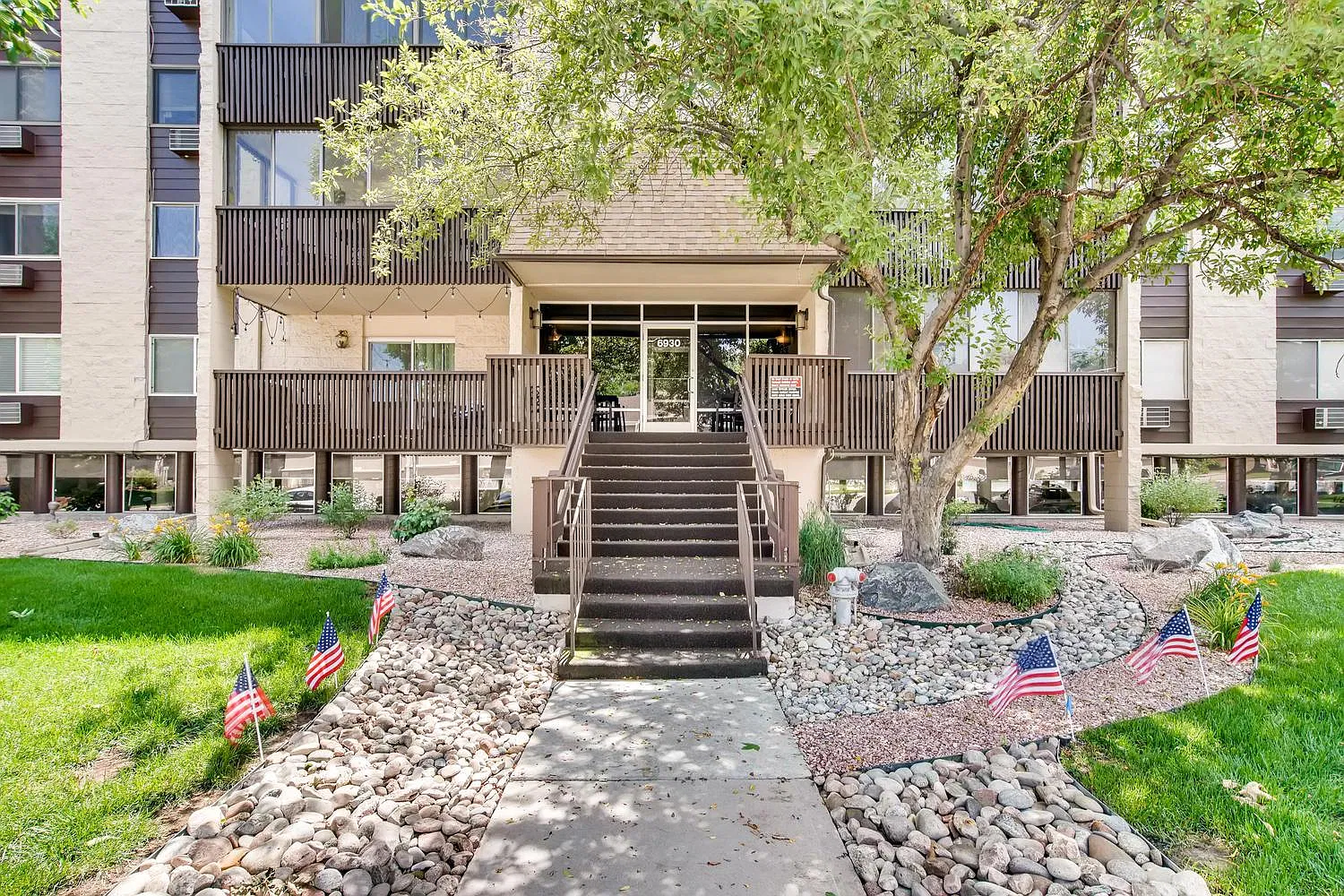 2 bed, 1012 sqft, $1,575 — Photo 1