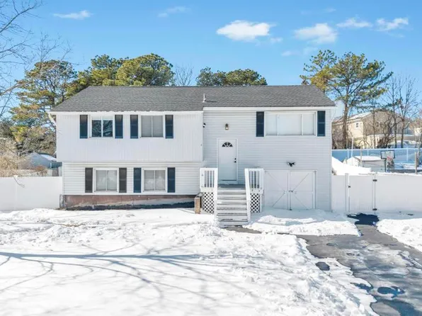 9 Meadow Ave, Medford, NY 11763