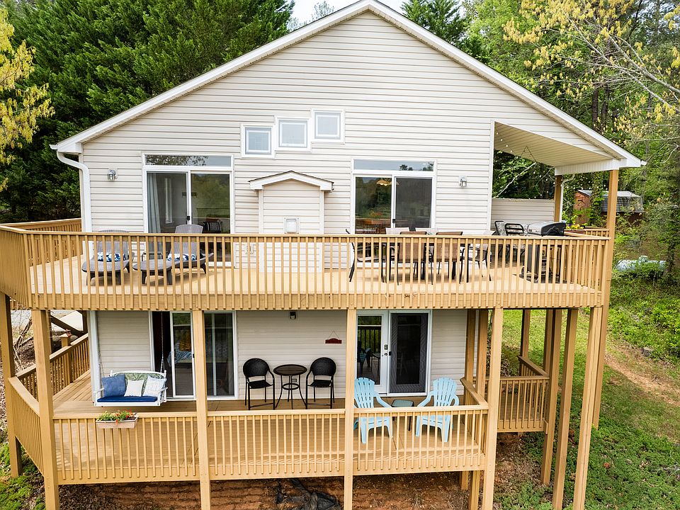 The entire lower deck is for the sole use of the tenant and the entrance to the apt is through the french doors on the right.