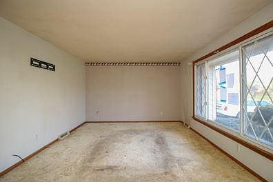 2nd image of 527 Oakridge Dr