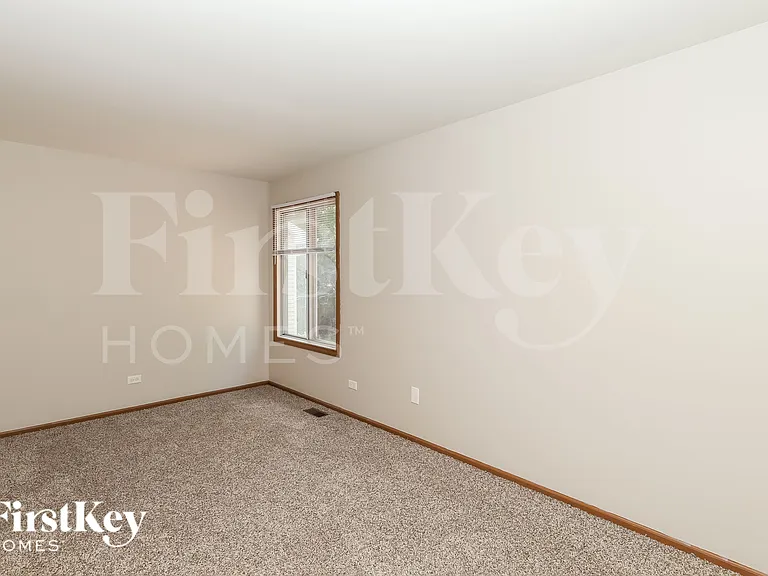 1045 Camden Ln — Photo 11