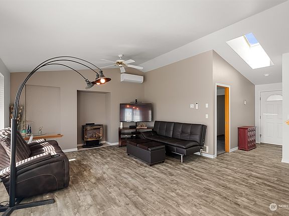 3rd image of 435 Sportsmen Street SW
