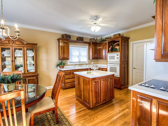 5th image of 102 Estell Cir