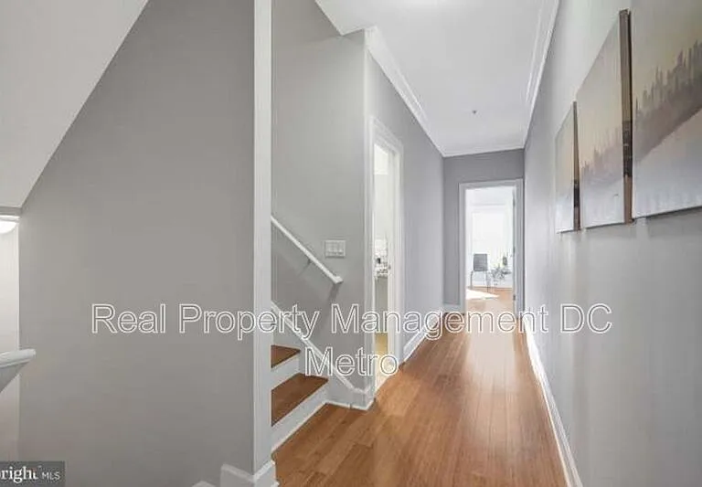 927 12th St NE — Photo 2
