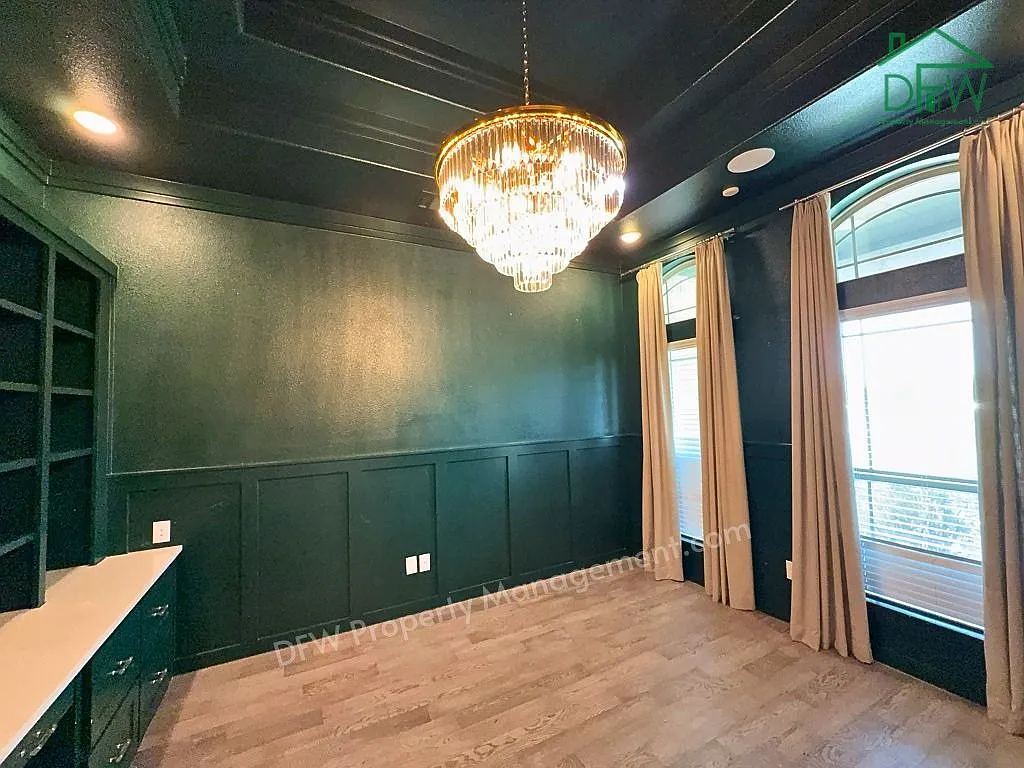 5 bed, 4.5 bath, 4876 sqft, $6,195 — Photo 4