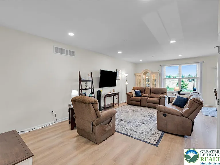 991 King Way — Photo 22