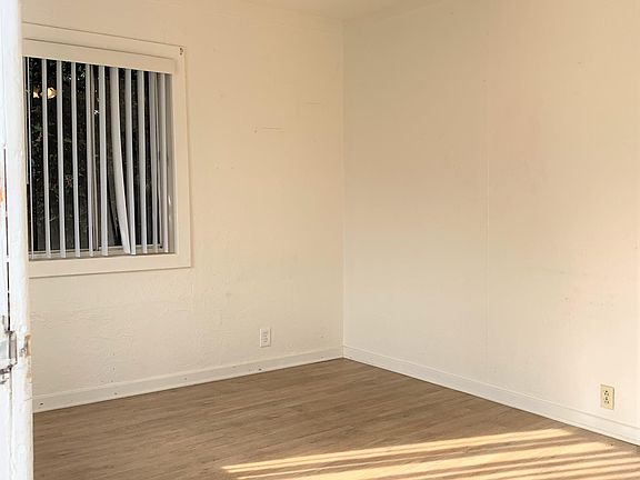 4th image of 858 W Crestwood Ave