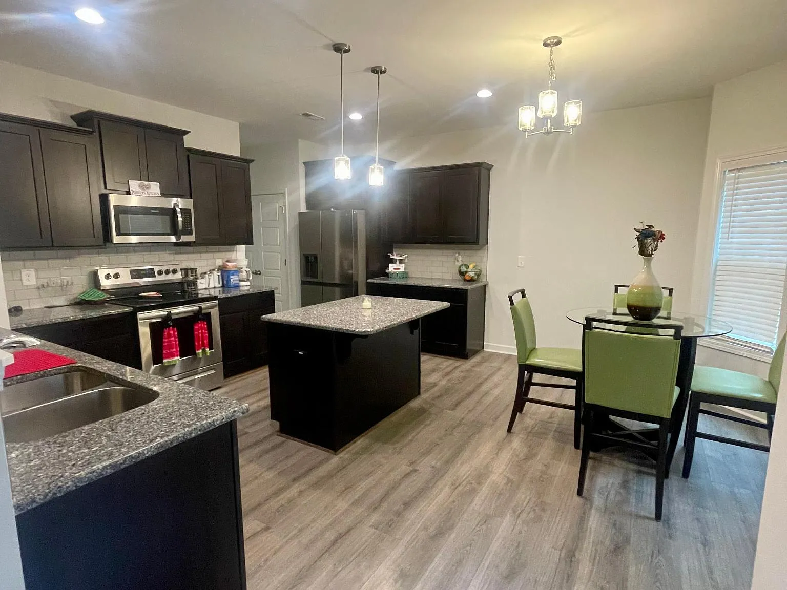 4 bed, 2.5 bath, 2202 sqft, $2,100 — Photo 3