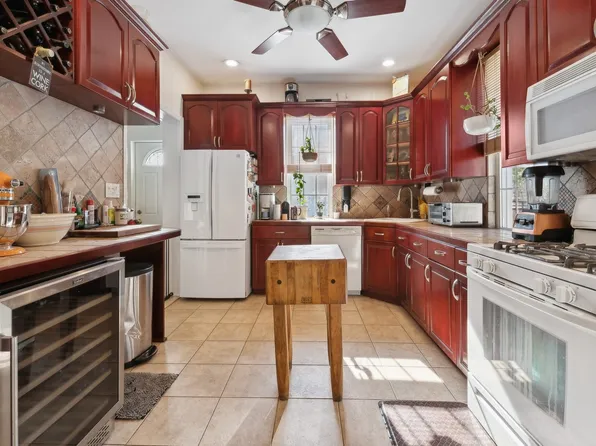 1541 Overing Street image 3 of 7