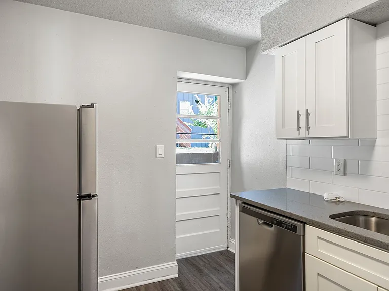 423-427 Maple Blvd — Photo 37
