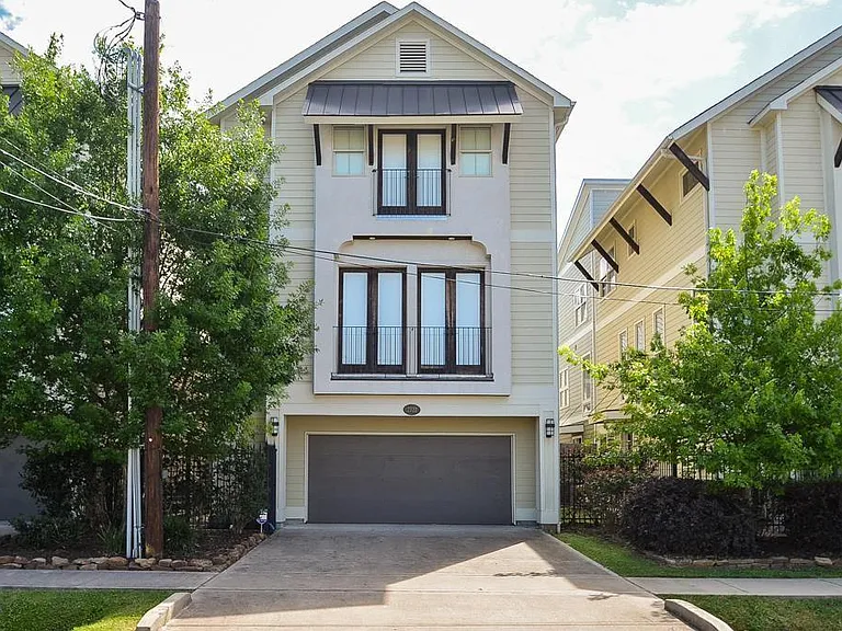 2322 Beall St — Photo 1