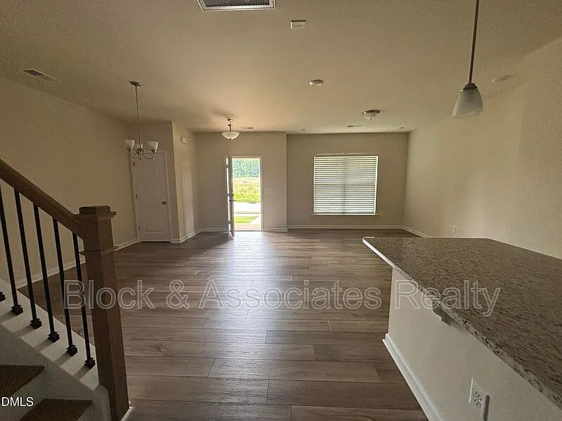 3 bed, 2.5 bath, 1938 sqft, $2,050 — Photo 3