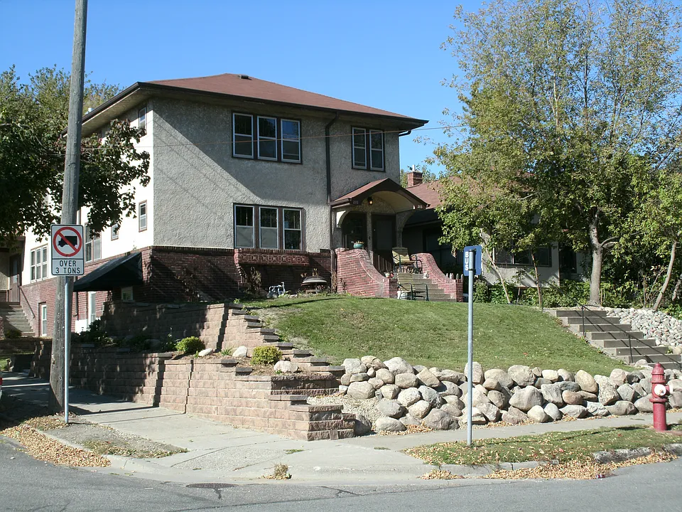 201 Cedar Lake Rd N #2