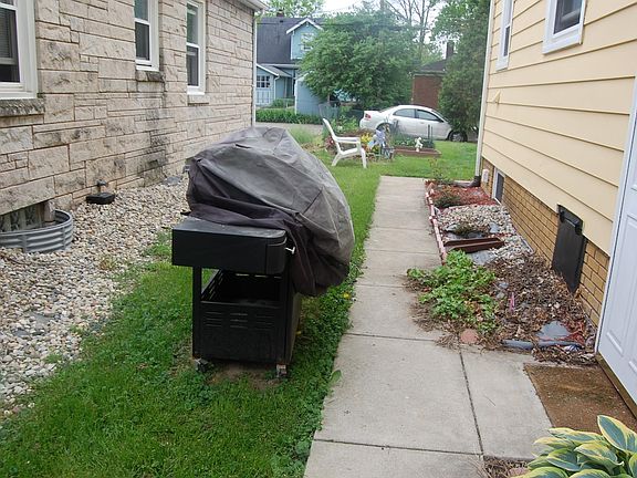 Side door entry with grill 