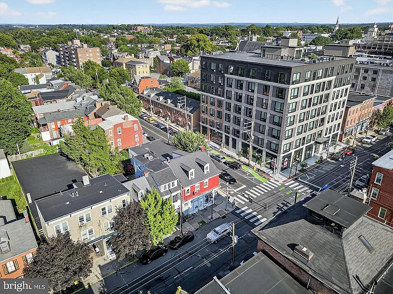 403 N Queen St — Photo 6