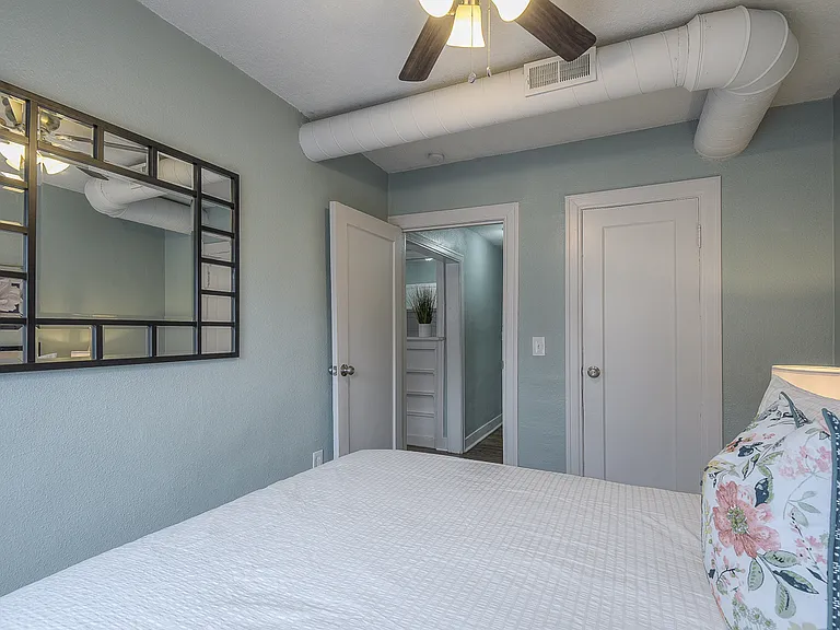 720 & 722 W 37th St — Photo 19