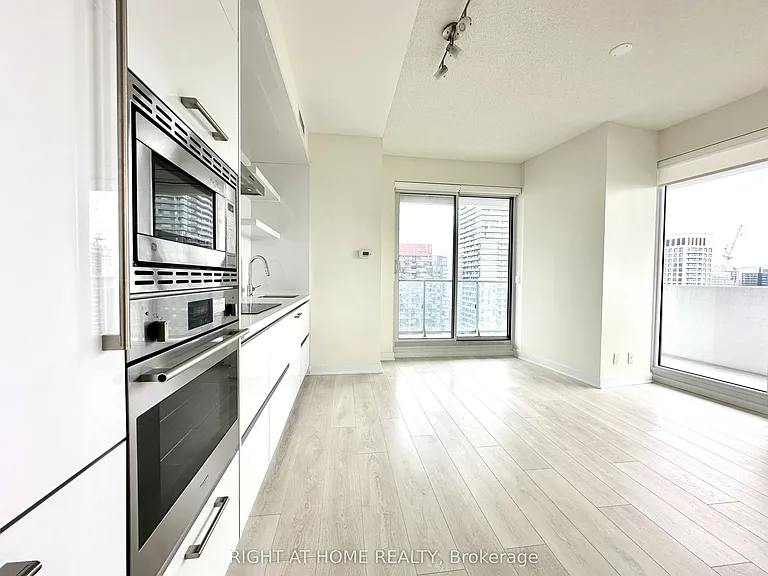 2221 Yonge St #3102 — Photo 10