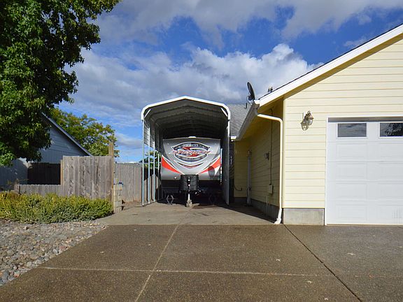 2nd image of 560 N 9th Pl