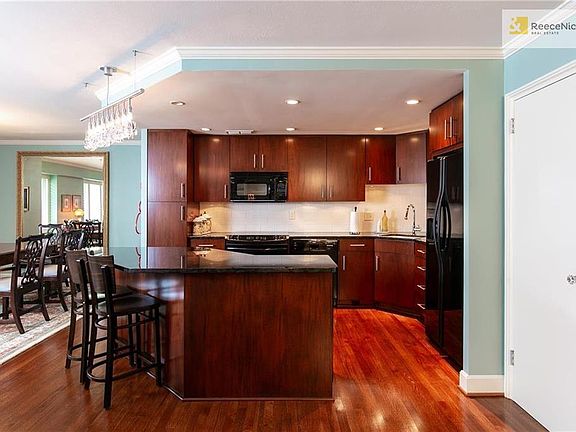 3rd image of 221 W 48th St APT 308