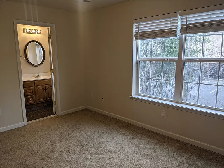 225 Crown Ct — Photo 38