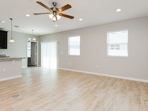4th image of 201 Albany Dr