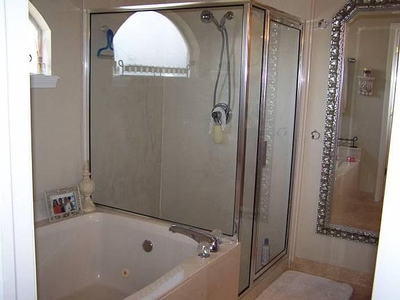 Master bath w/whirlpool tub/shower