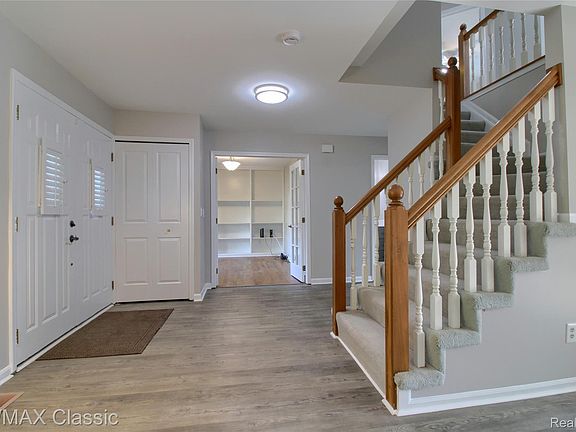 5th image of 25522 Surrey Ln