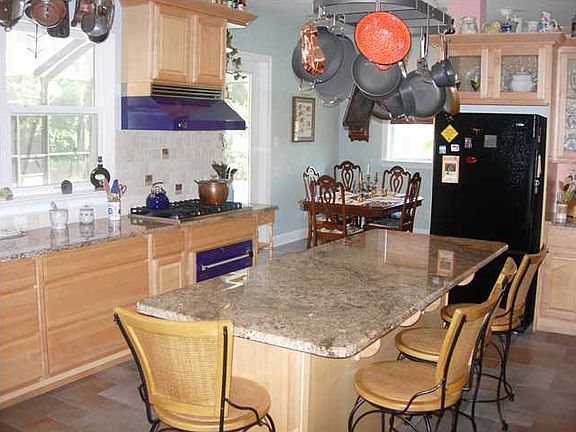 3rd image of 810 Emerald Bay Dr