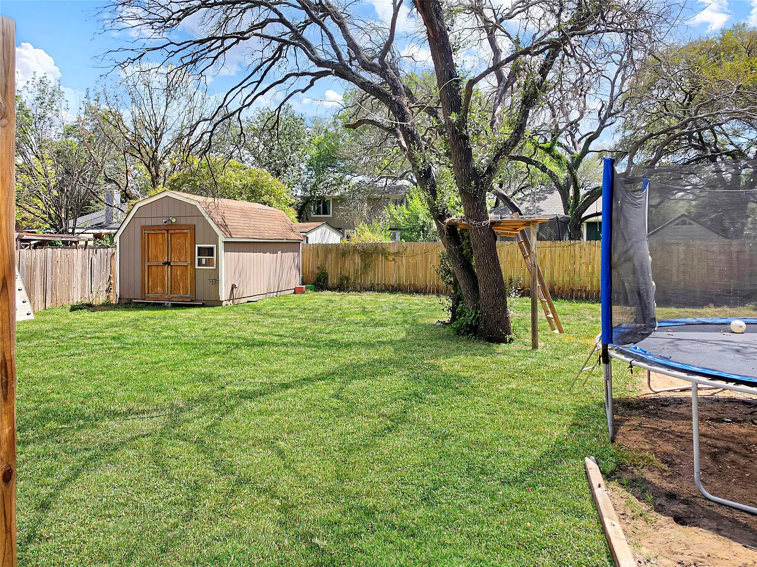 3 bed, 2.0 bath, 2073 sqft, $3,000 — Photo 2