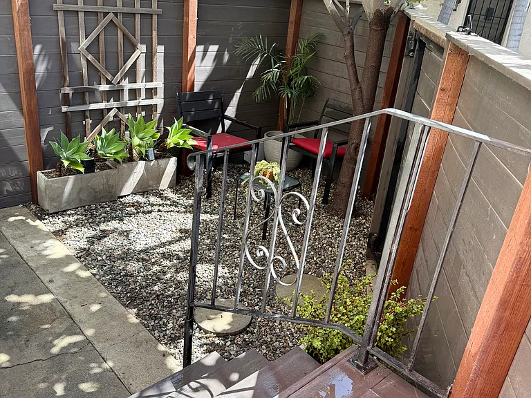 1082 Meadowbrook Ave — Photo 24
