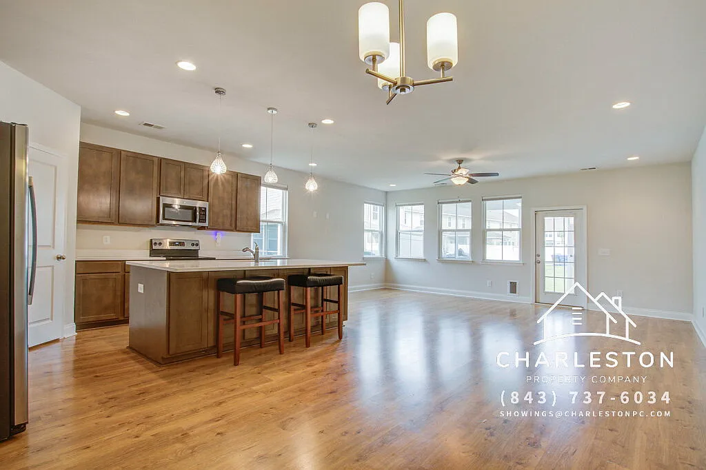 3 bed, 2.5 bath, 2010 sqft, $2,195 — Photo 2