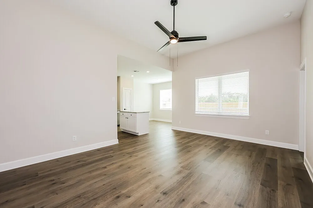 3 bed, 2.0 bath, 1376 sqft, $2,135 — Photo 4
