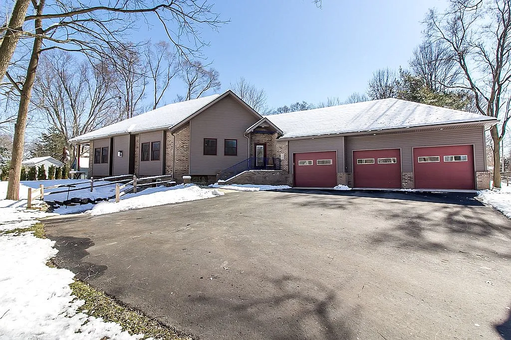 123 River Dr photo 1