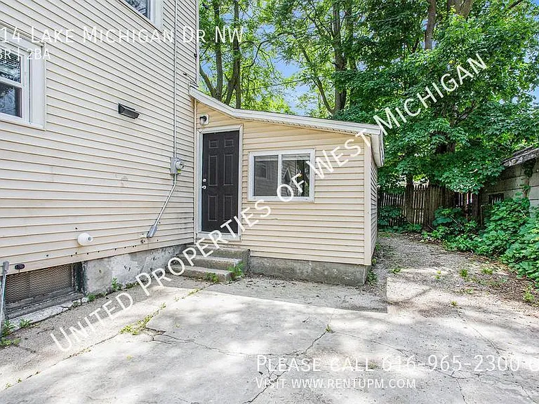 614 Lake Michigan Dr NW — Photo 17