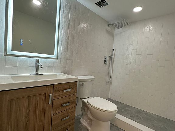 3rd image of 8225 Lake Dr APT 306
