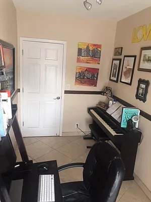 Rented by Halvatzis Realty | media 27