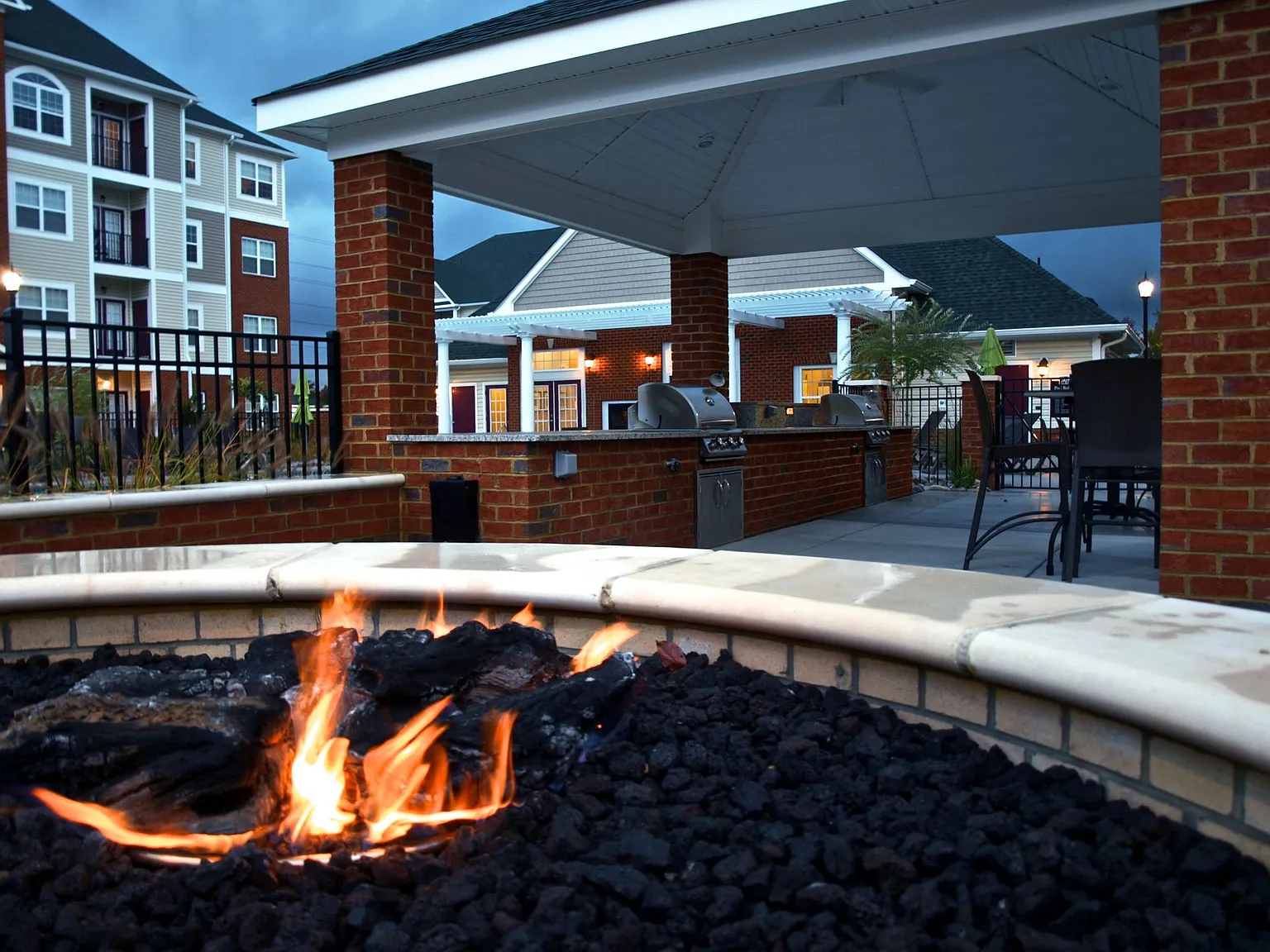 A2 | 1 Bed 1.5 Bath | 881 sf | $1660-1908 | 6 to 15 month lease terms — Photo 2